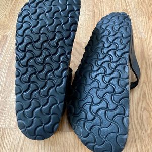 Black Gizeh Birkenstock Sandals